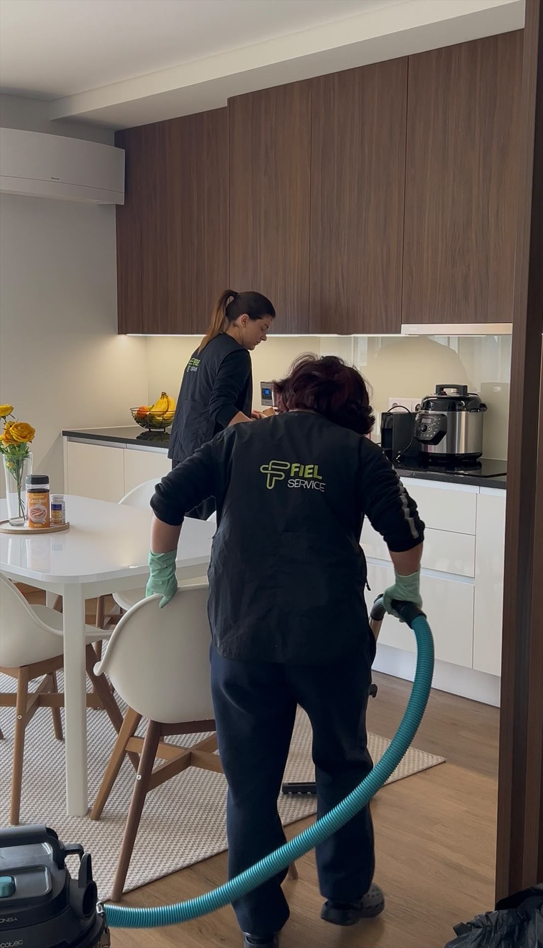 Duas profissionais da Fiel Service com o uniforme da marca a limpar uma cozinha