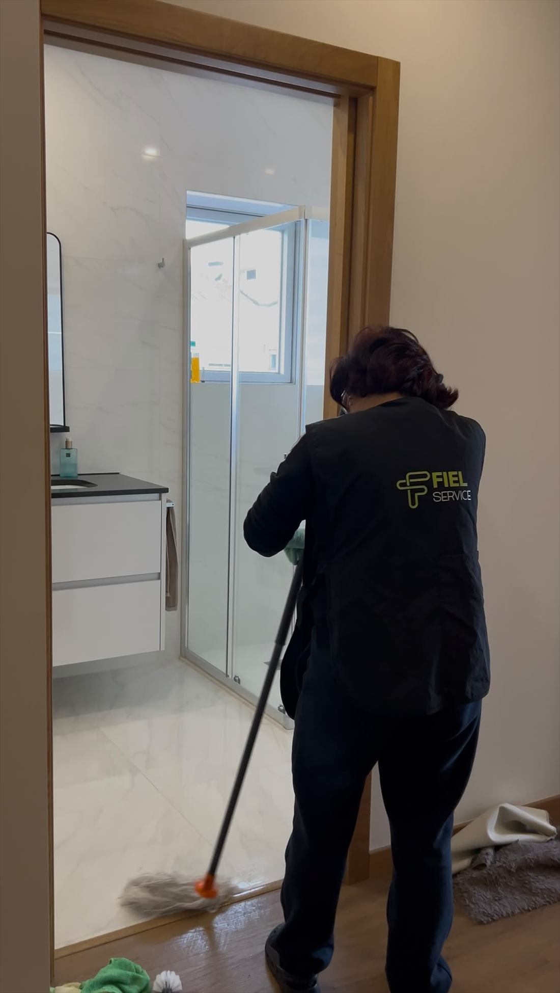 Limpeza de casa de banho por uma profissional da Fiel Service