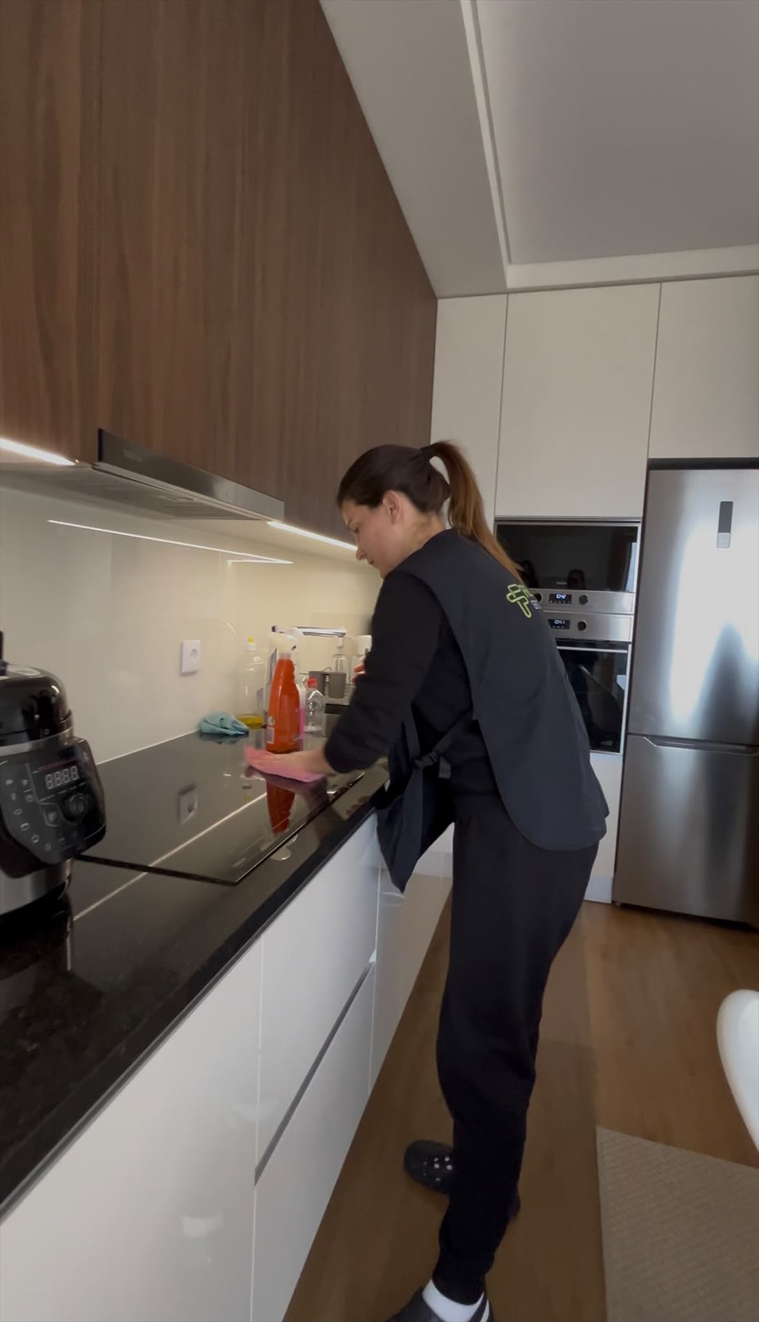 Profissional da Fiel Service a limpar uma bancada