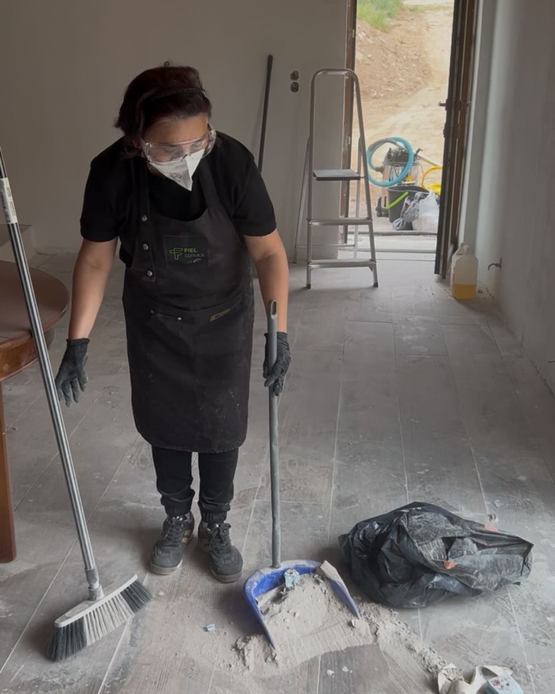 Profissional da Fiel Service numa limpeza pós-obra
