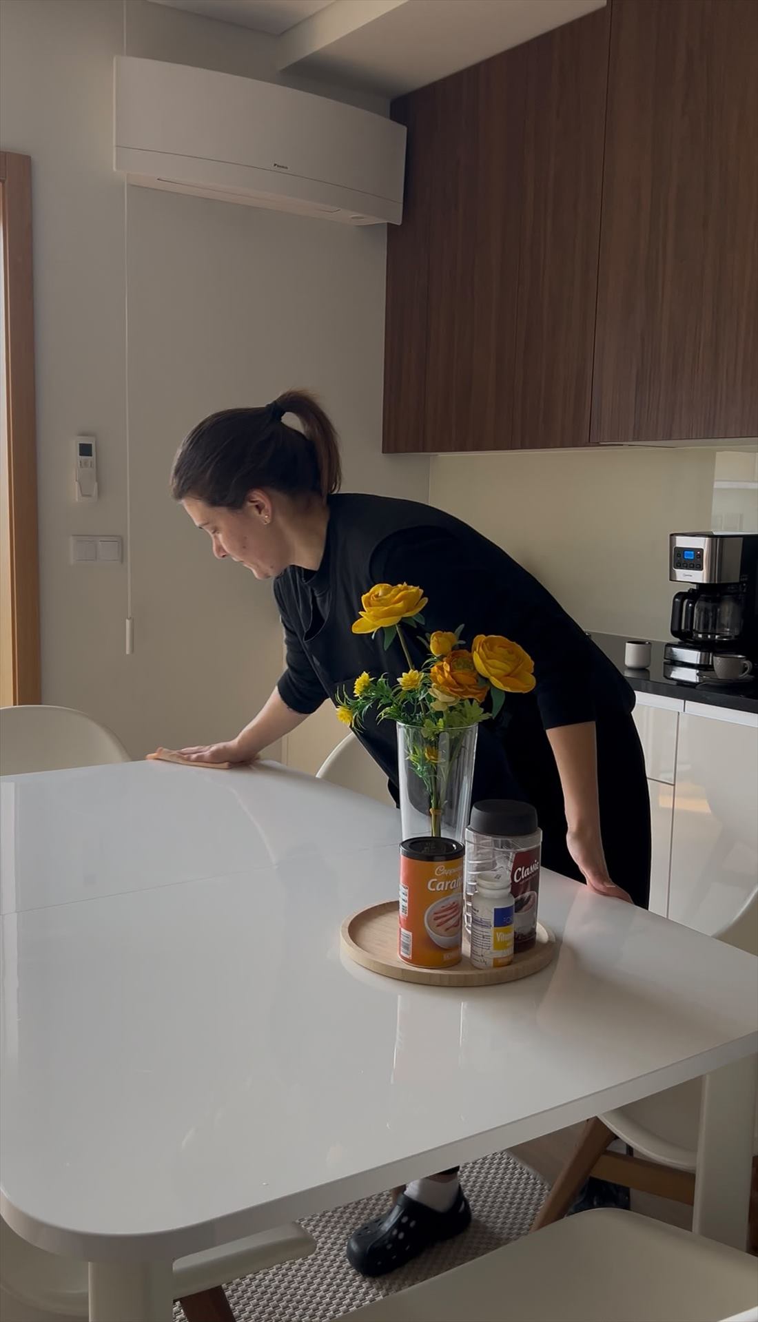 Profissional da Fiel Service a limpar uma mesa de cozinha